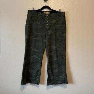 Democracy Wide Leg Cropped Camo Jeans Size 16